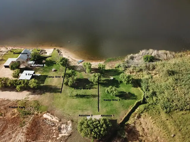 Camp sites, damhuis and kamp plekke set up from behind