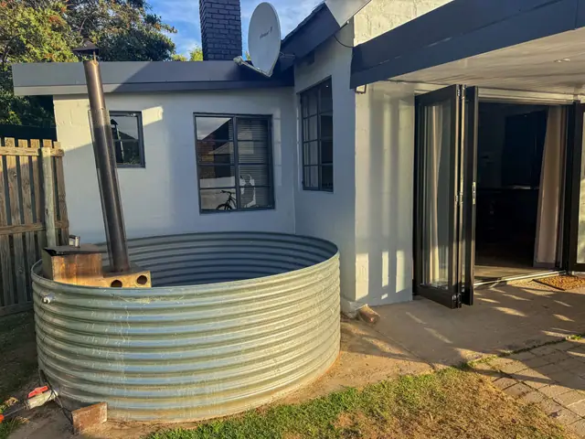 Plunge pool outside the stacking doors