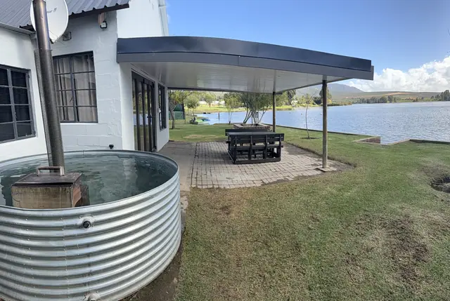 The plunge pool, a few steps from the water