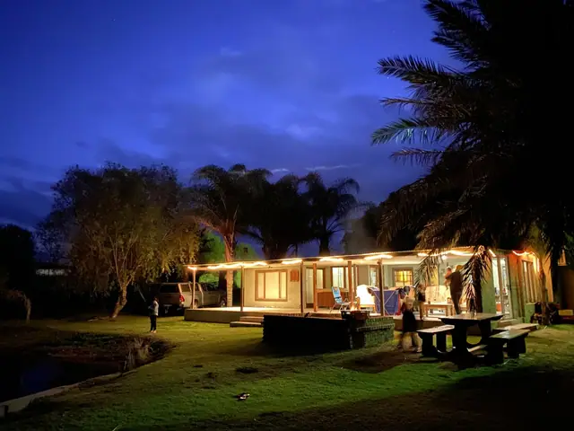 Lotz-Inn, night time